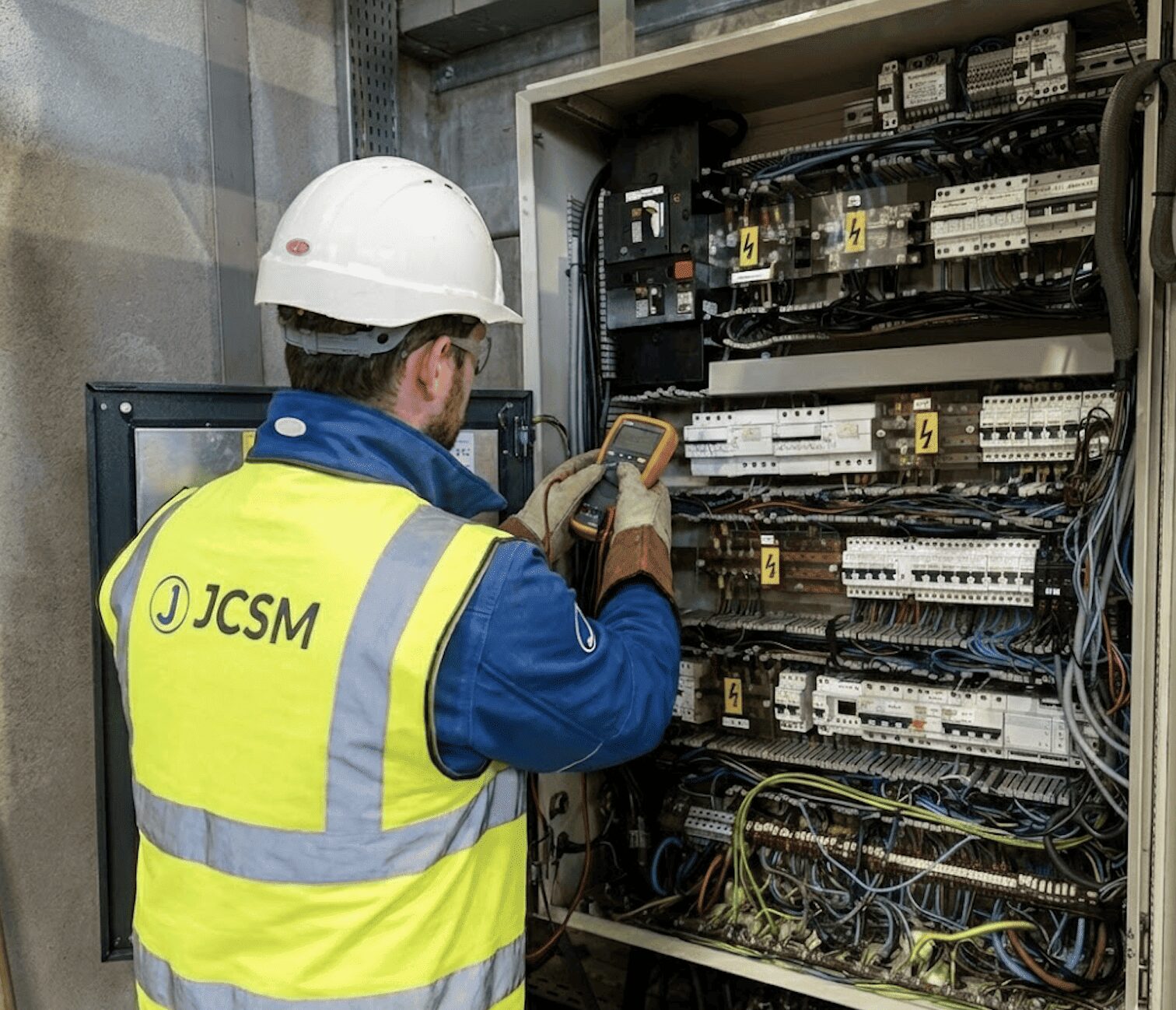 Installation professionnelle de borne de recharge IRVE certifiée Qualifelec par JCSM